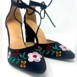 Chase + Chloe Women's Black Floral D'orsay Chunky heels.